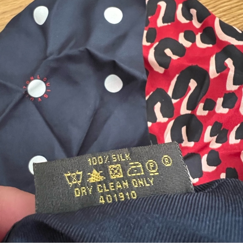 LOUIS VUITTON
Silk Leopard Snood Scarf Red Rouge Blue Infini - Picture 3 of 5